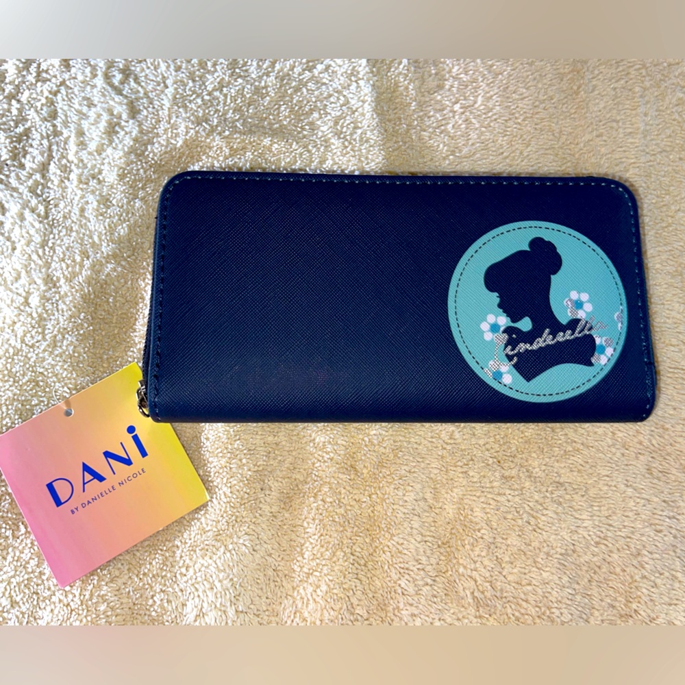 CINDERELLA ZIP WALLET BY DANI BY “DANIELLE NICOLE” BRAND WITH DISNEY…BRAND NEW!